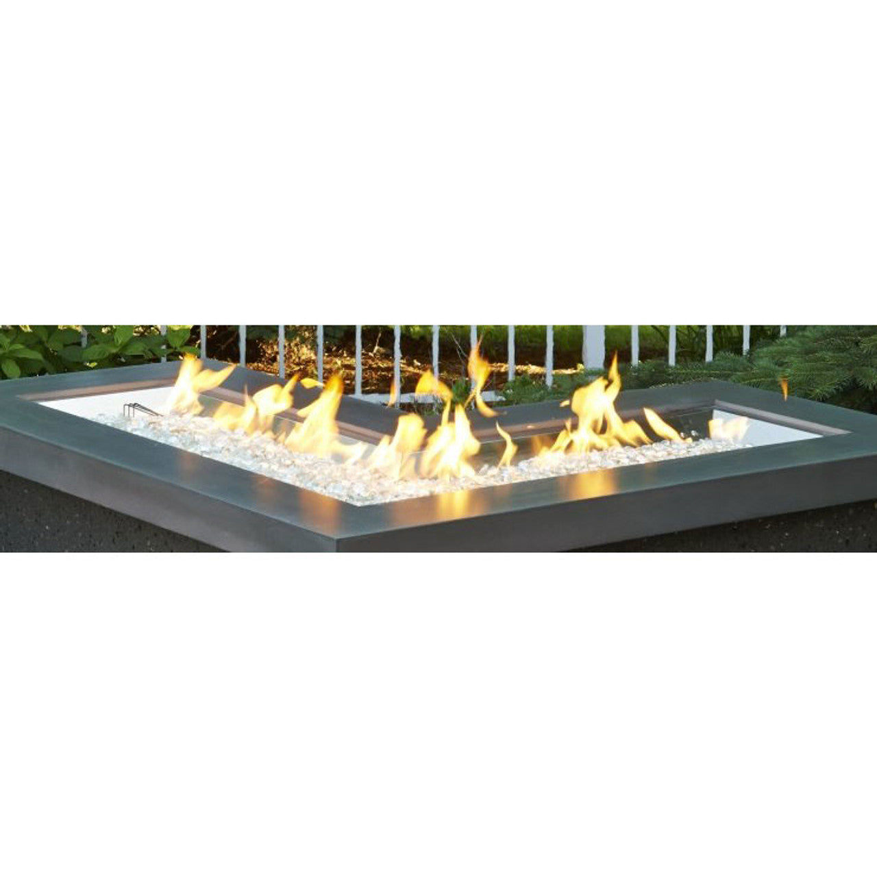 The Outdoor Greatroom | L-Shaped Crystal Fire Plus Gas Burner